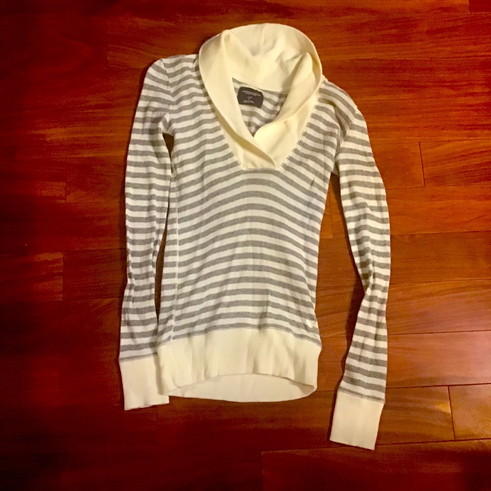 American eagle v neck